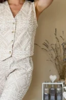 Conjunto beige y blanco