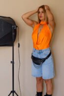 Body con cuello naranja