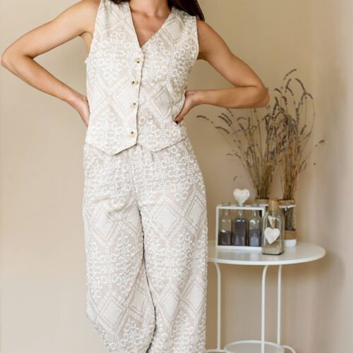 Conjunto beige y blanco