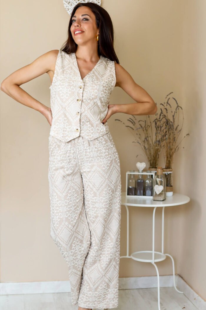 Conjunto beige y blanco