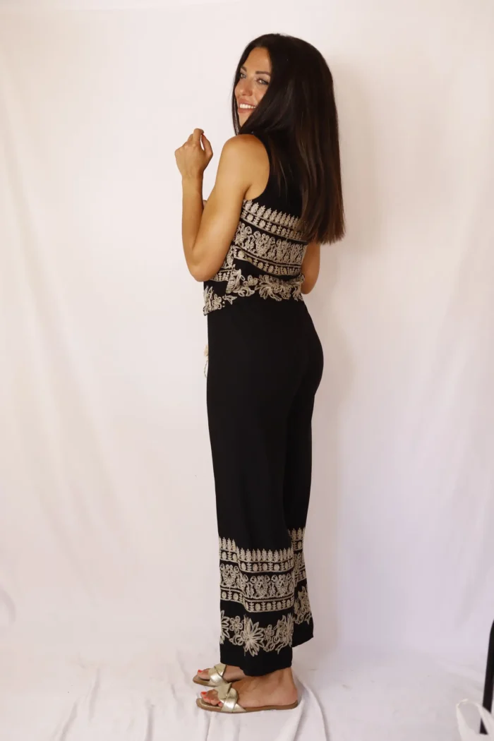 Pantalón Negro Con Bordados Dorados - Imagen 2