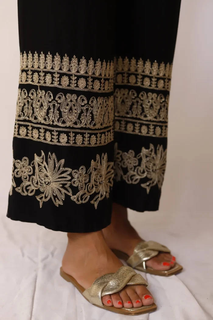 Pantalón Negro Con Bordados Dorados - Imagen 3