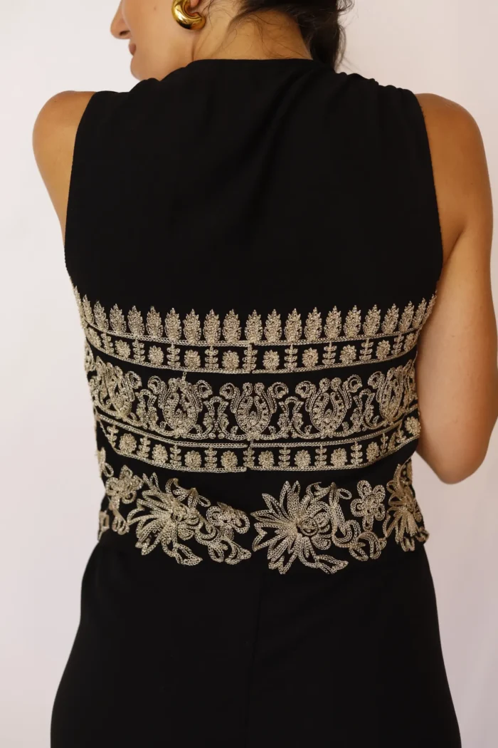 Chaleco Negro Con Bordados Dorados - Imagen 2